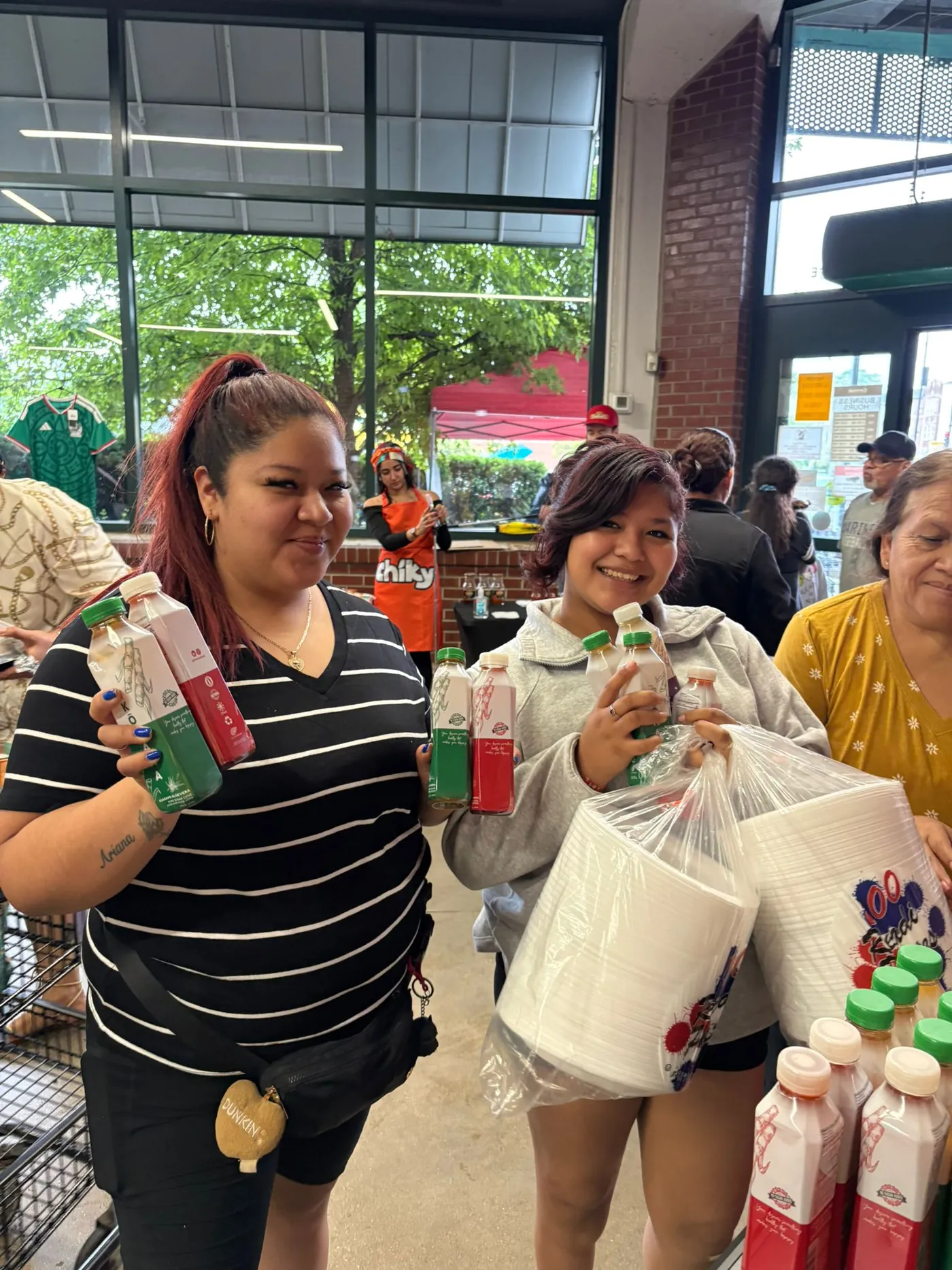 Dos clientas con botellas de Kōhana en un evento de degustación