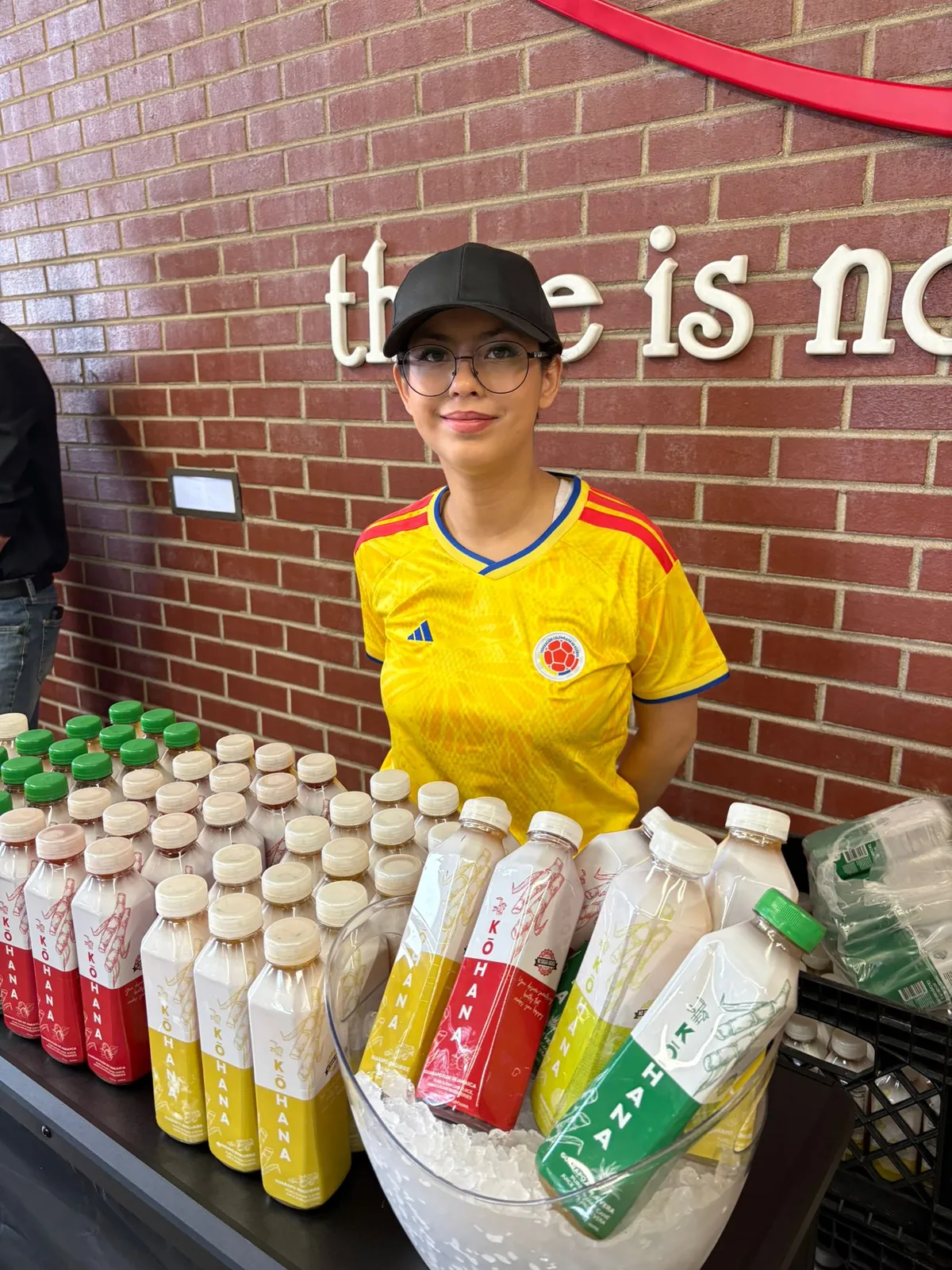 Degustación de Kōhana en un punto de venta, con las botellas sobre hielo