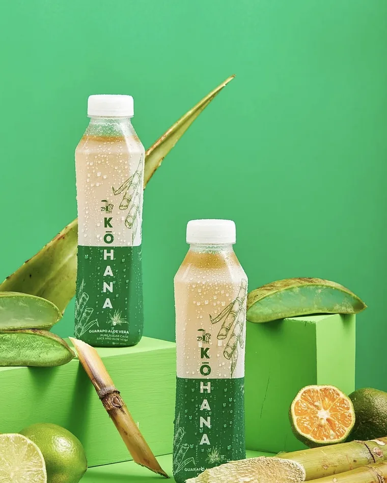 Botella de jugo de caña Kōhana Aloe Vera, de color verde oscuro, el sabor más suave de la línea
