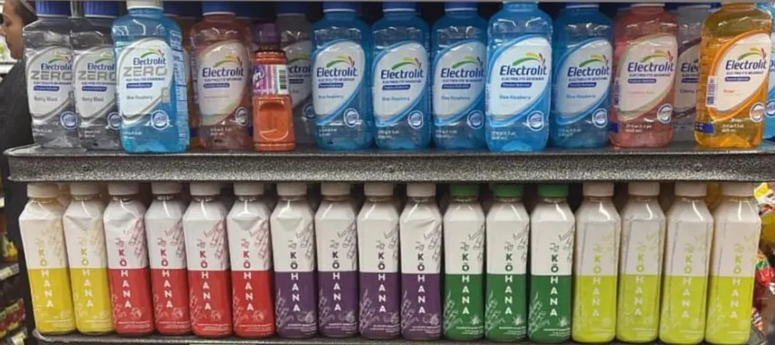 Las botellas de Kōhana en el anaquel refrigerado de Fiesta Market en Chicago, junto a otras bebidas