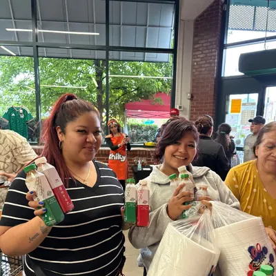 Clientas con botellas de Kōhana en un evento